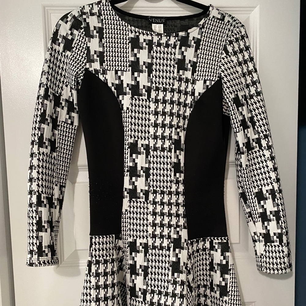 👗 BOGO 50% Black and white patterned dress